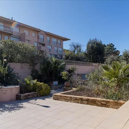 T2 Avec Terrasse. Piscine/parking * סן טרופז